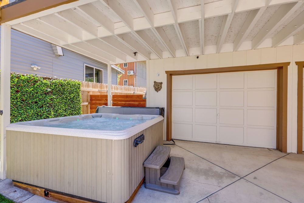 Walk to The Village Shops/eats: Big Bear Lake Home