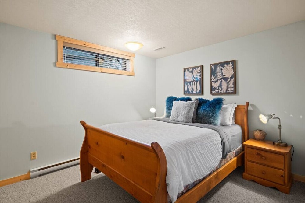 SPACIOUS 3,000 sq2 Luxury Home | PRIVATE Pool & Hot Tub | STEPS to Kinsmen Beach view 4