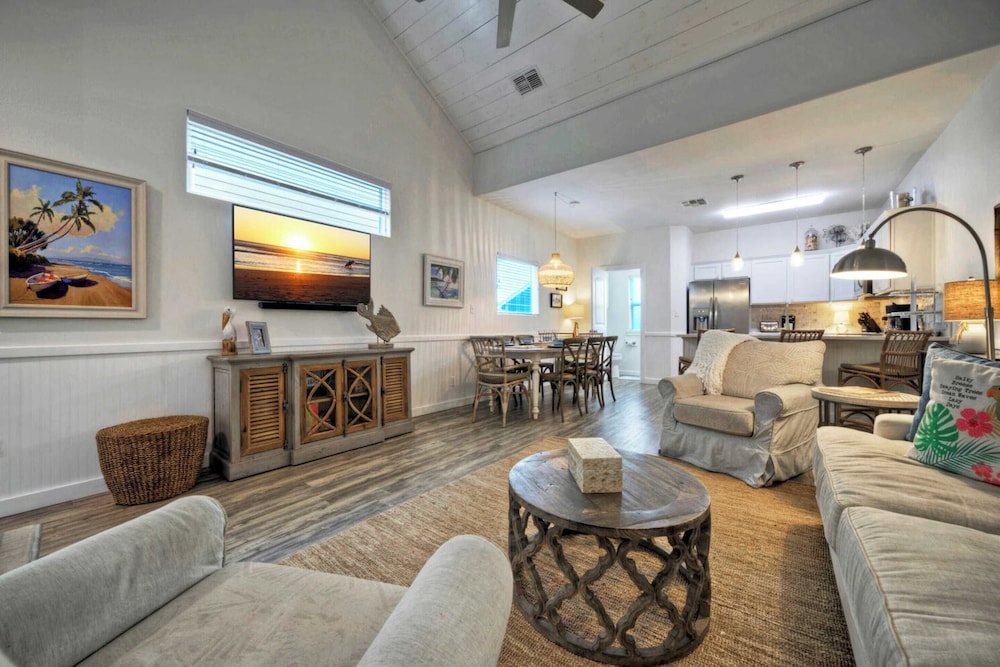 Sleeps 29, 3 Homes Beachside Resort Pool, Walk to the Beach