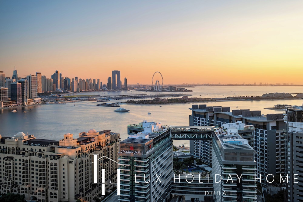 LUX Iconic Views at Palm Tower Studio