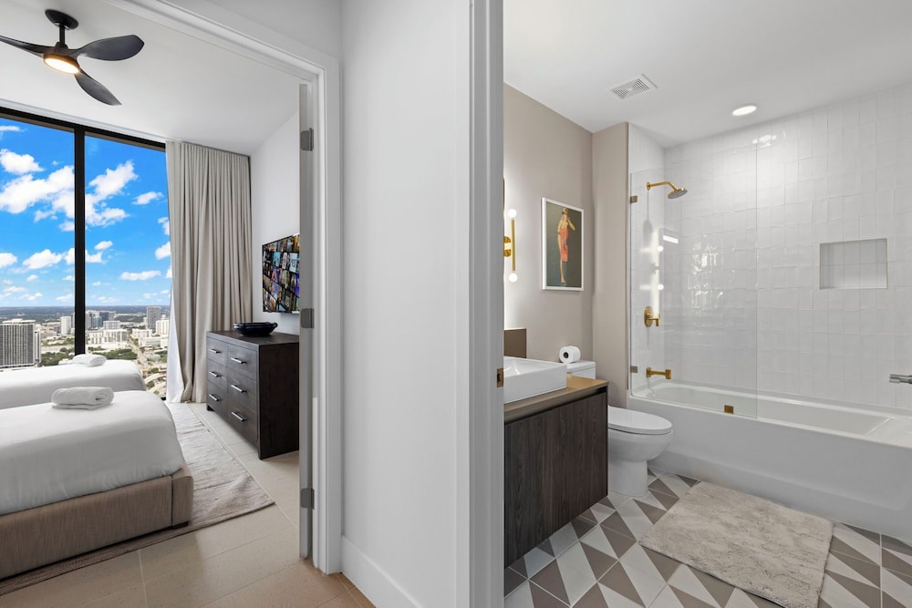 Lux Studio W City Views and Pool