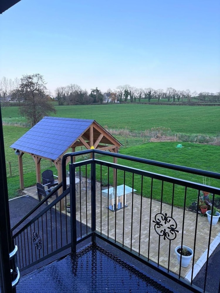 Lisburn - 1 Bedroom - Sleeps 2 - Street Parking