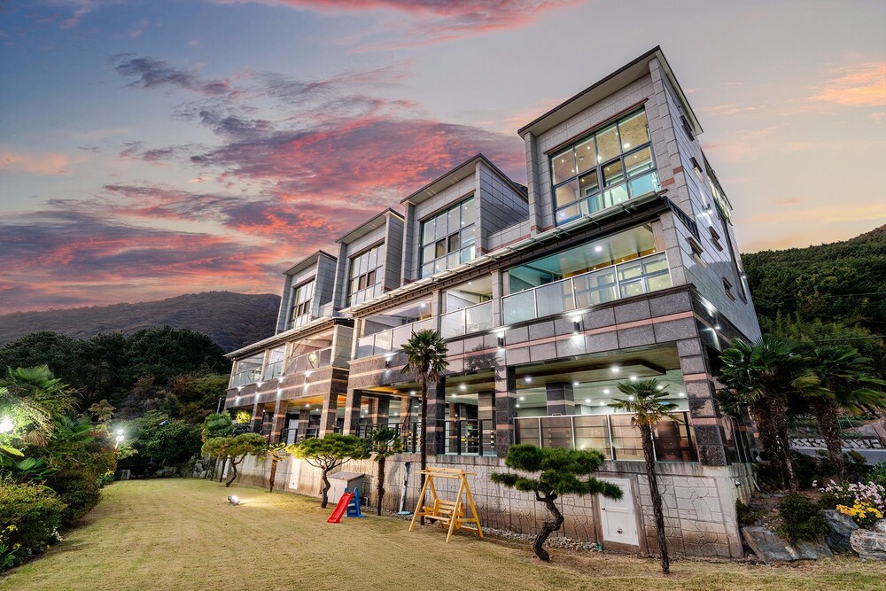 Geoje Pension Kan Pool Villa