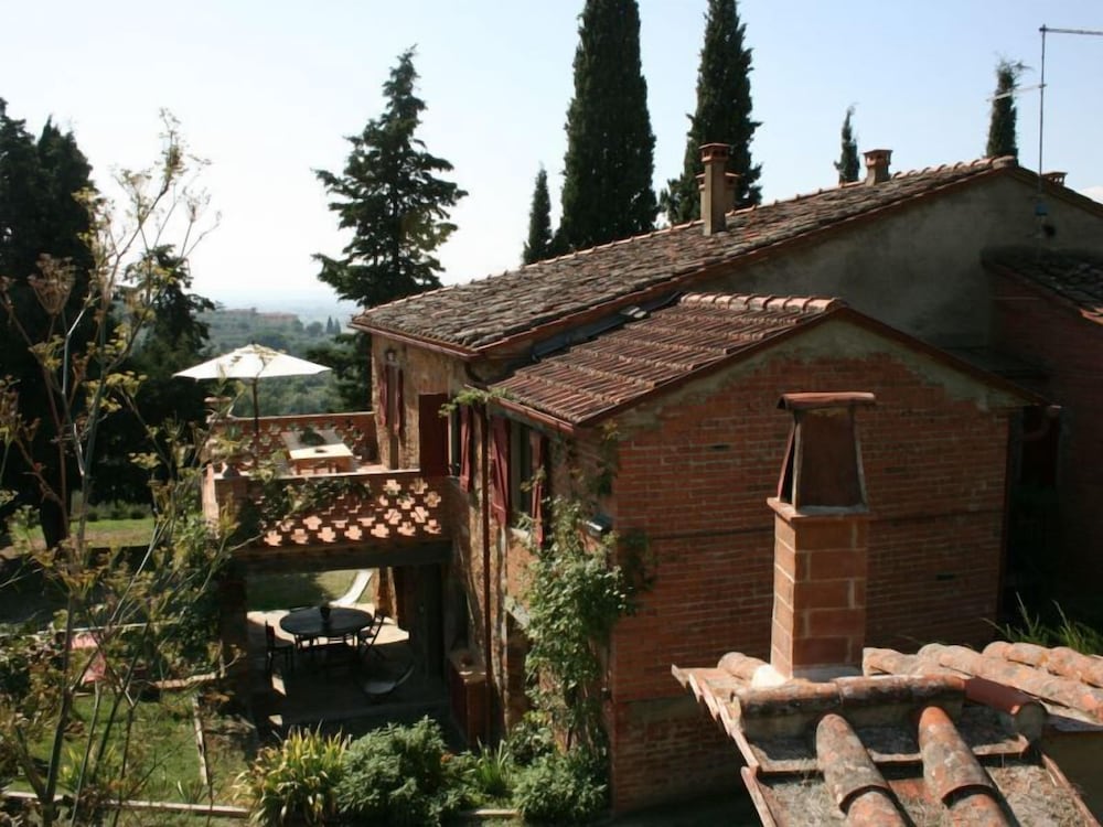 Wonderful Private Villa With Wifi, Private Pool, TV, Terrace, Pets Allowed, Parking, Close to Arezzo