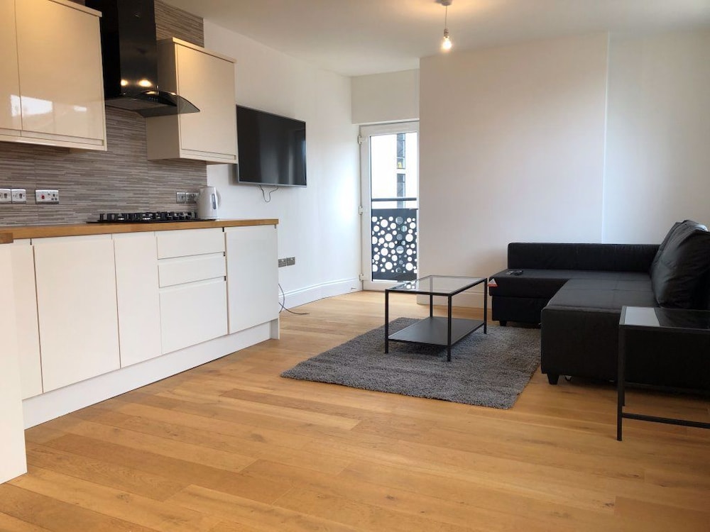 Hull Spacious Apartment 7 view 4