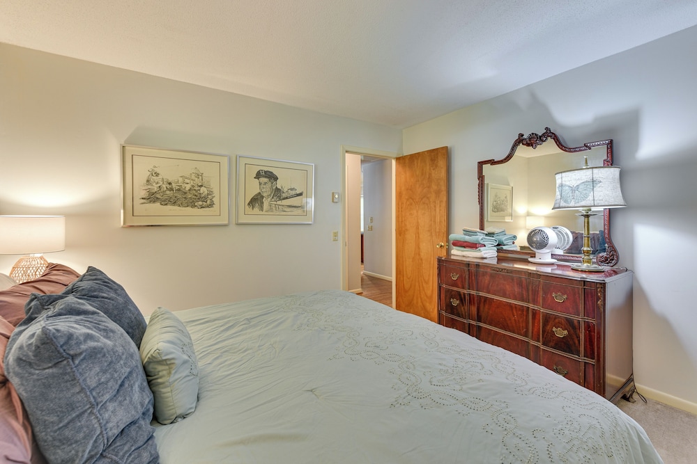 On Lake Tillery: Spacious Home w/ Screened Porch!
