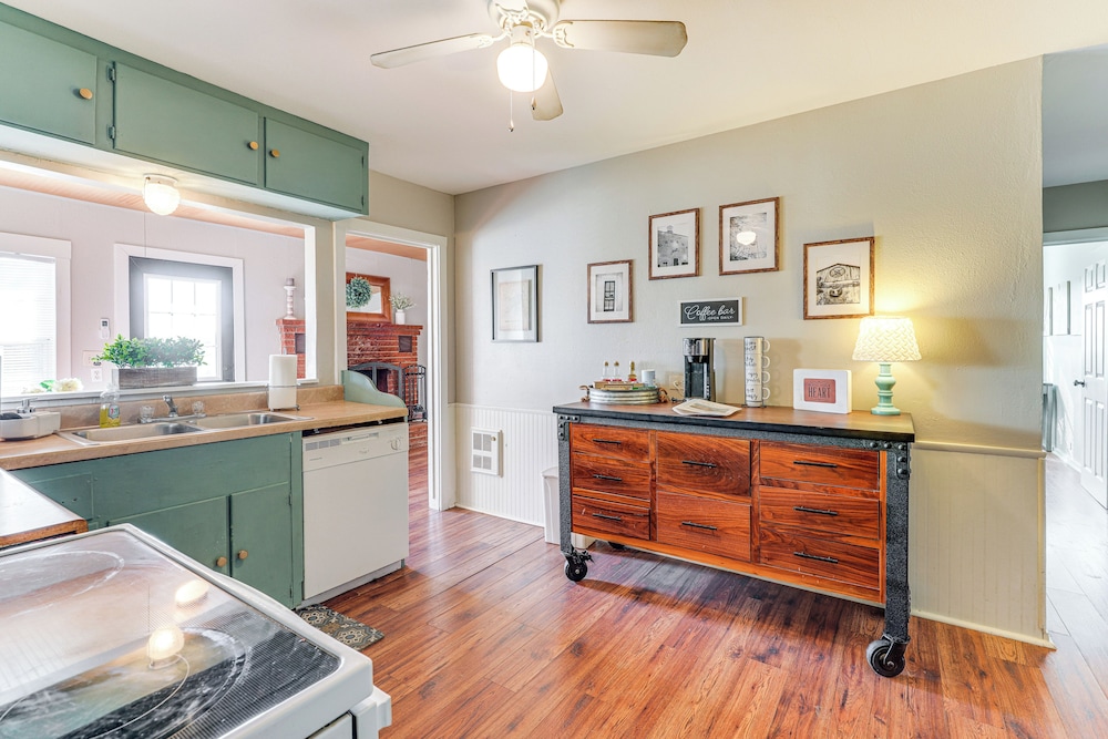 2 Mi to Landa Park: Farmhouse w/ Fire Pit!
