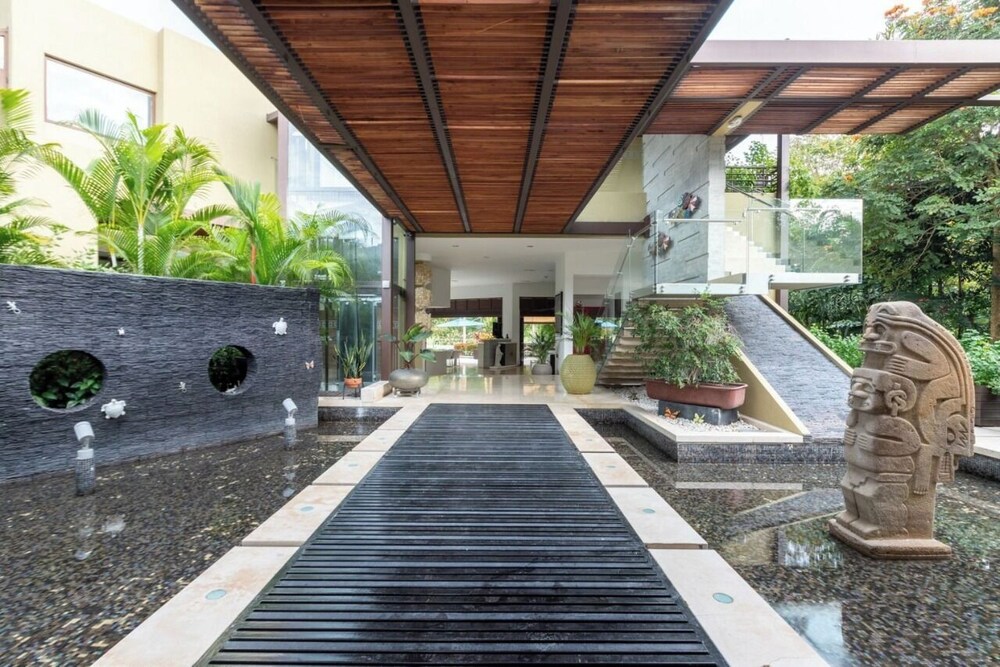 Yeguas U6 by Wynwood House
