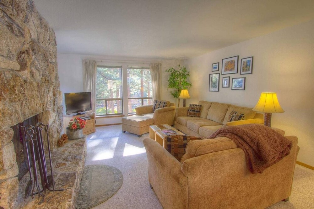 Lake Tahoe Vacations - Ski Lake Lodge 3 Bedroom Home by RedAwning - Property Image 9