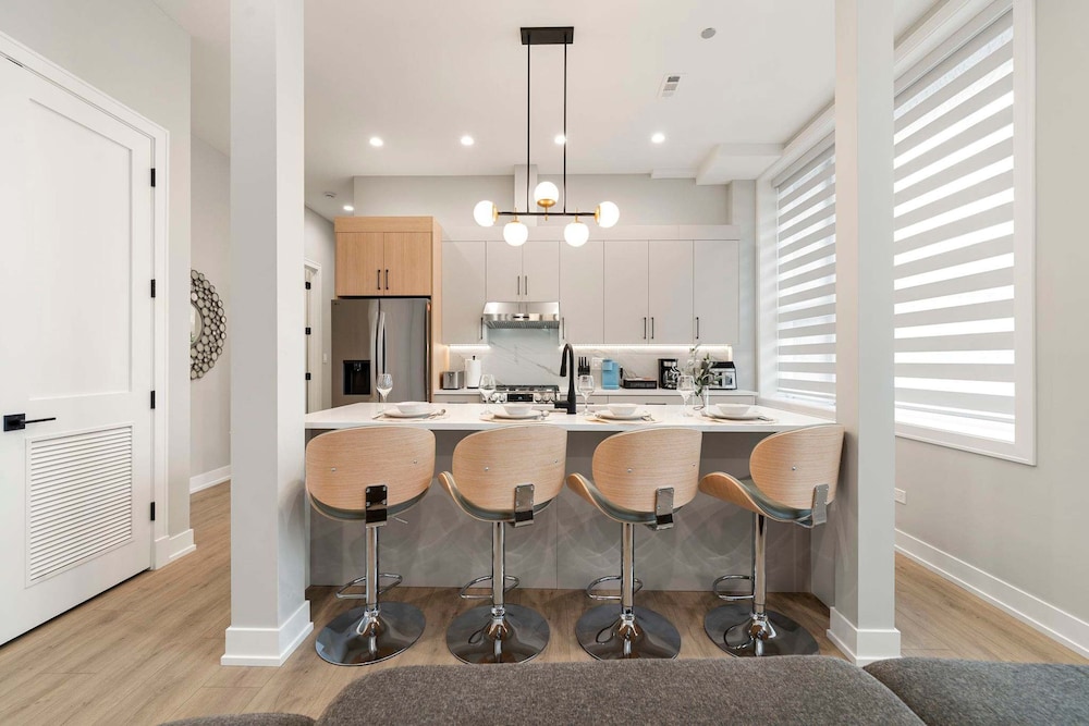 Spacious Bright Modern New Unit in Tri Taylor