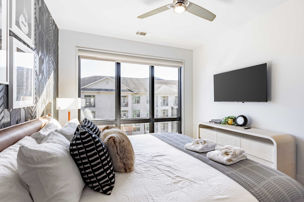 Sleeps 24 4 Modern Midtown Apartments w/ Gym + Pool Walkable to Shops & Eats