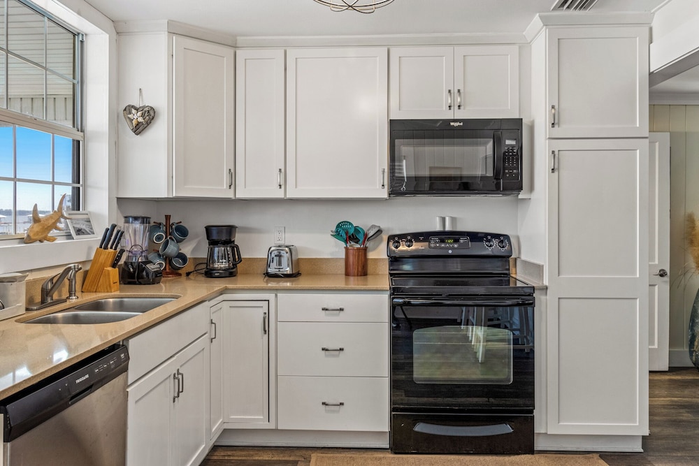 Serenity Shores by Southern Vacation Rentals