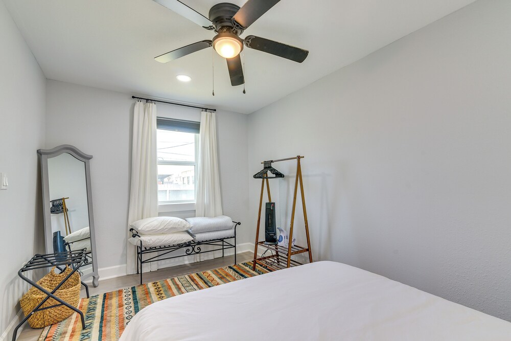 1 Mi to Pleasure Pier: Walkable Home in Galveston