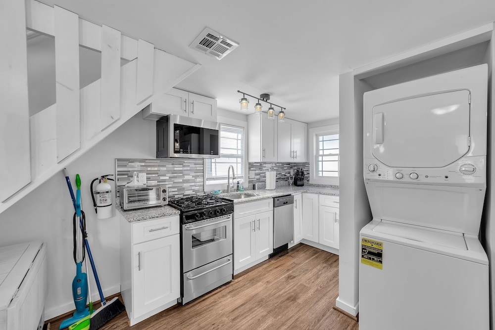 Charming 2-br Home, 4 Blocks To The Boardwalk 2 Bedroom Home