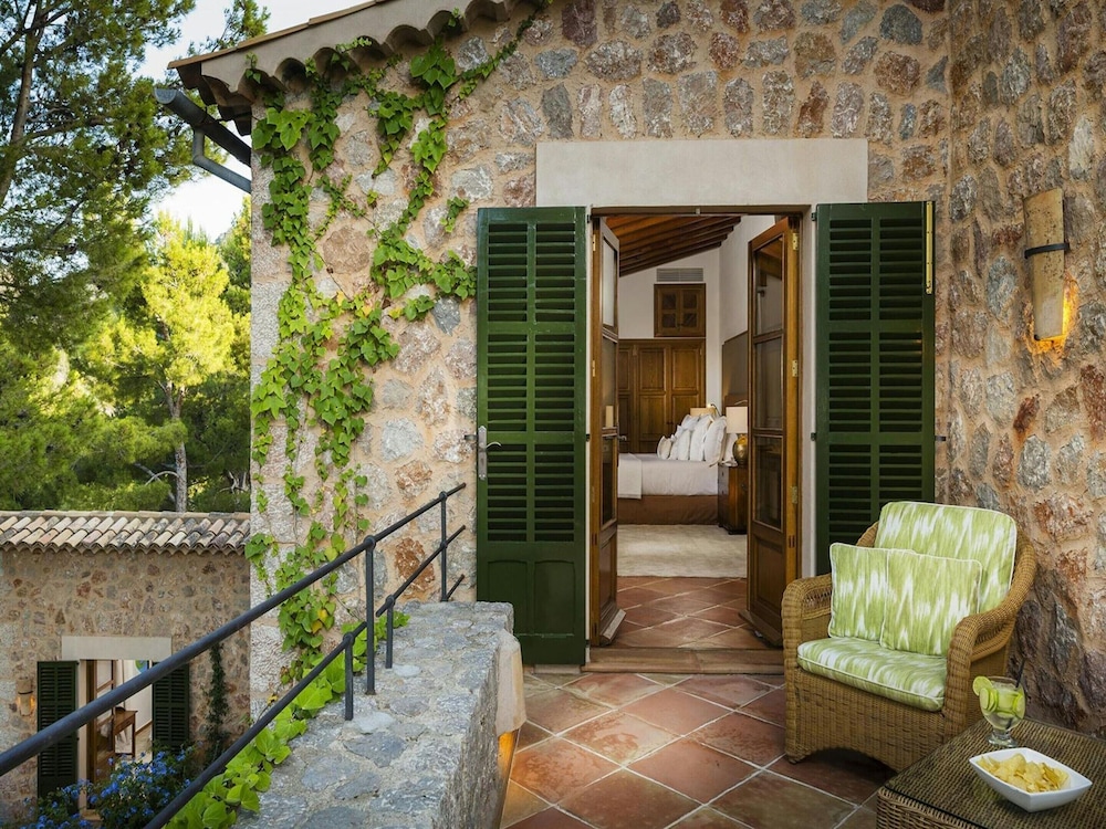 Elegant Villa With Communal Space