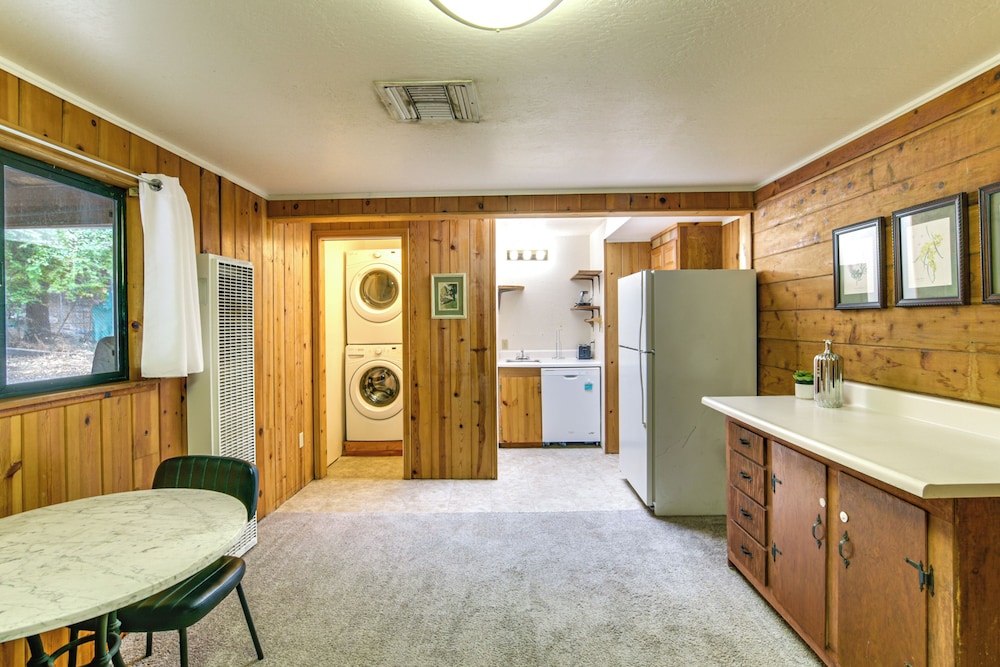 5 Mi to Lake Oroville: Huge Riverfront Home!