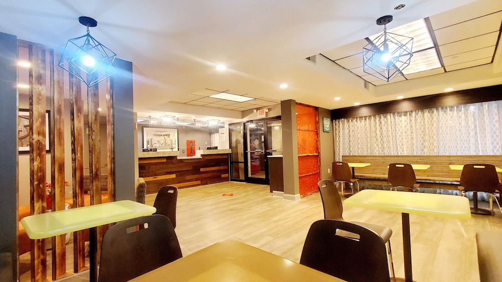 Super 8 by Wyndham Pigeon Forge Dollywood Lane - Property Image 30