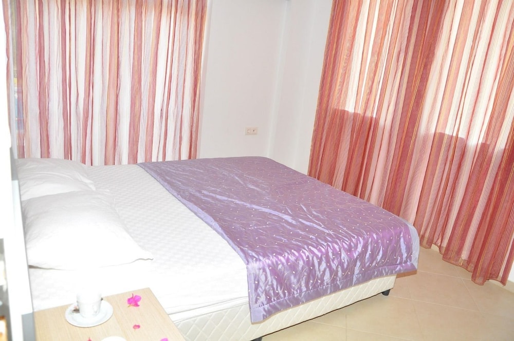 HYT Apart 1 Bedroom 1 by DreamofHoliday