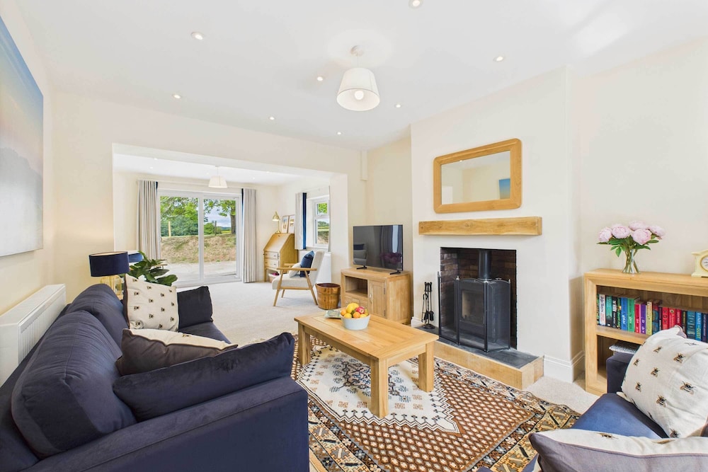 Host Stay Merrow Cottage