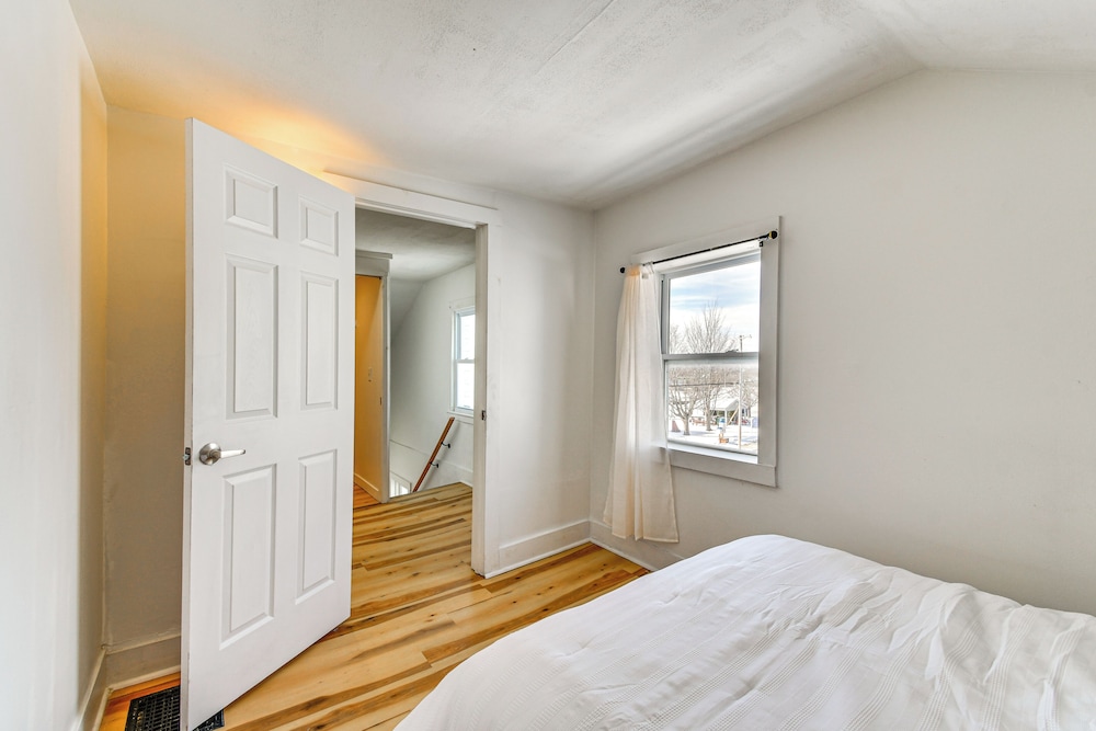 Marina Views, Walk to Dining: Oswego River Escape!