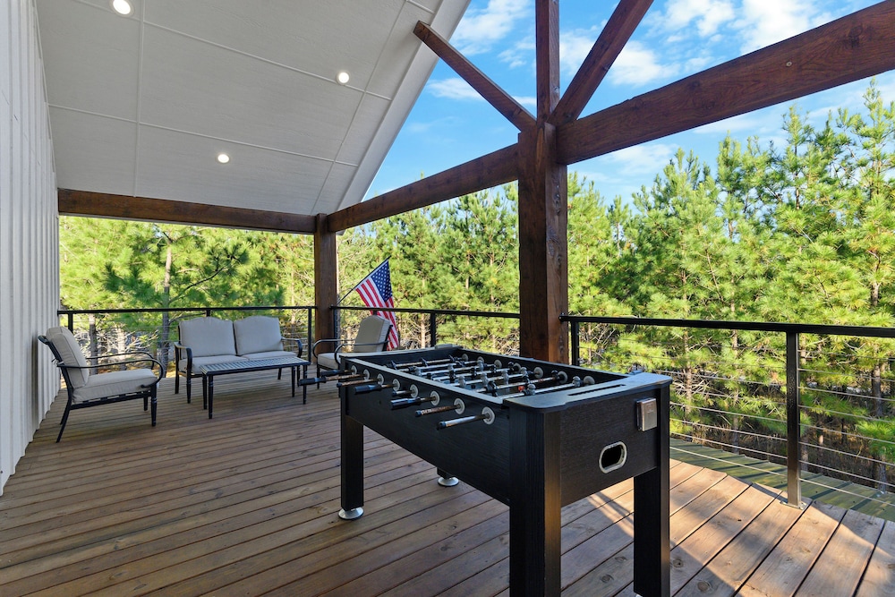 3 Mi to Lake: Cabin w/ Hot Tub in Broken Bow!