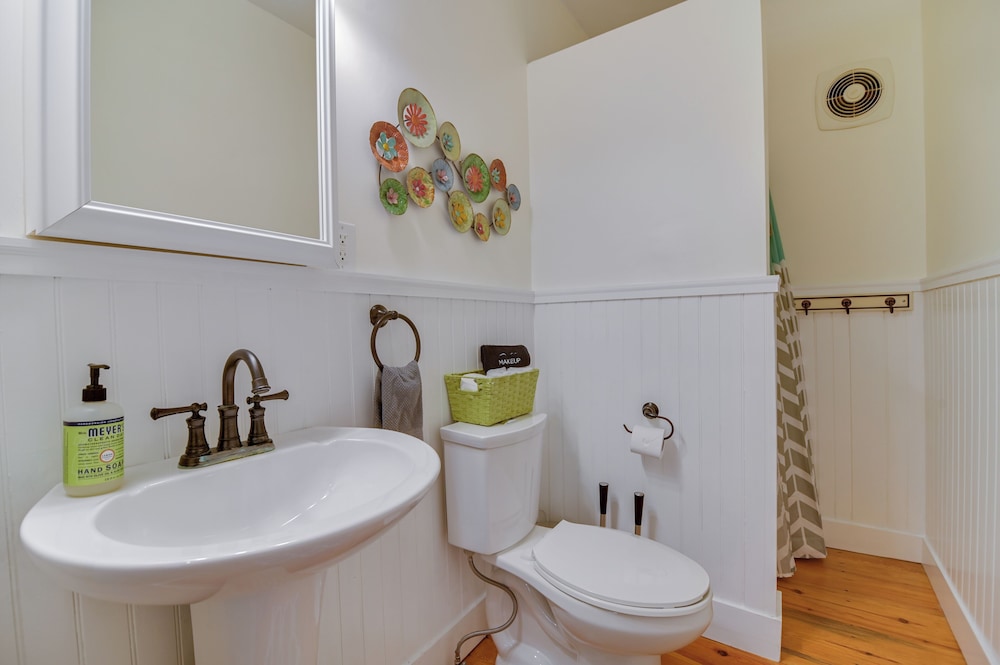 7 Mi to Cranmore Ski Resort! Family Escape w/ Yard