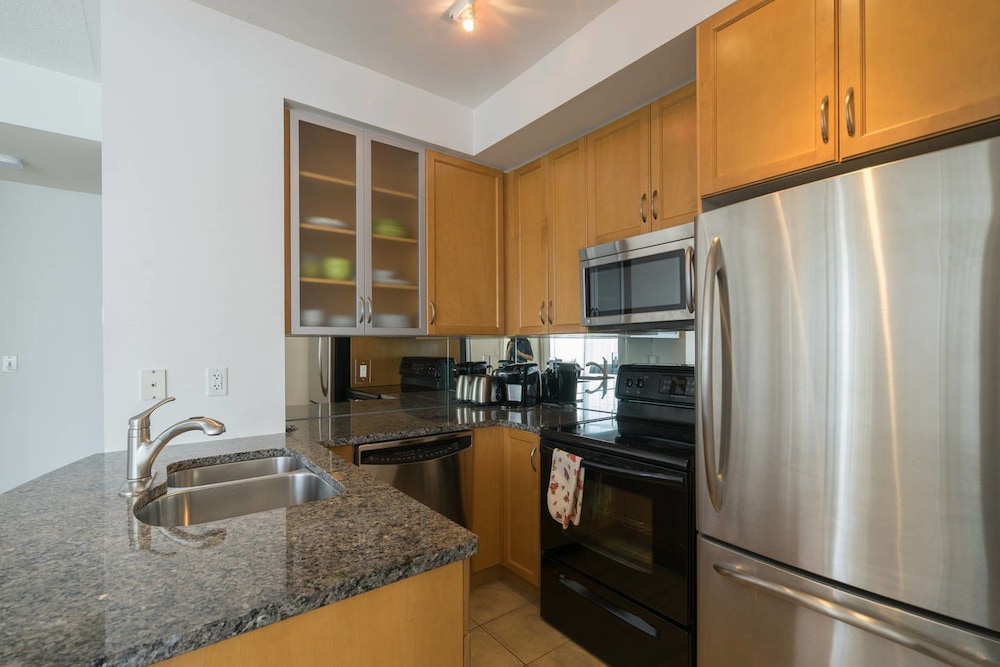 Yorkville Fantasy Yonge & Bloor 2BR 2BT - Image 4