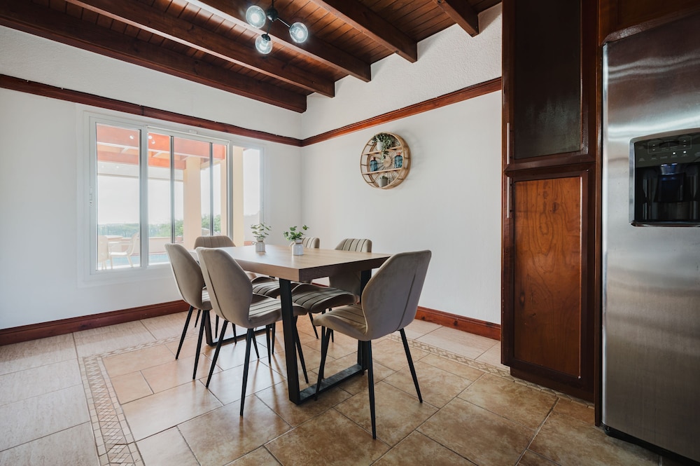 5 Bedroom Villa With Amazing View of Aruba Nature