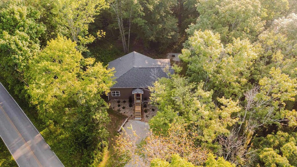 Modern 2 BD Cabin With hot tub & Games & Central Loc