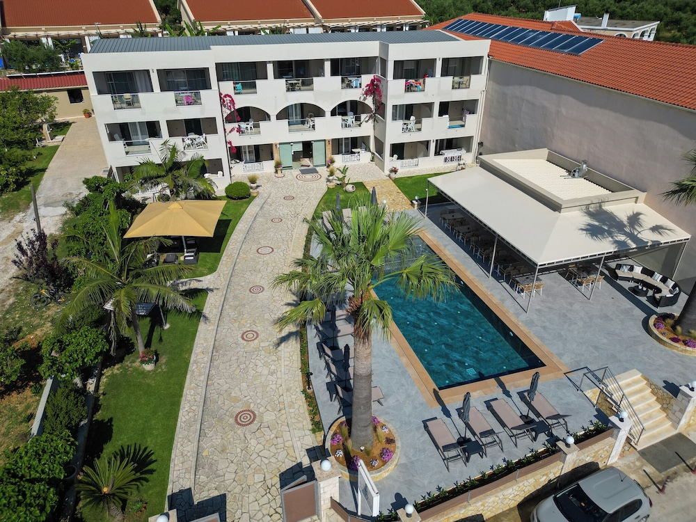 Remezzo Apartments & Studios