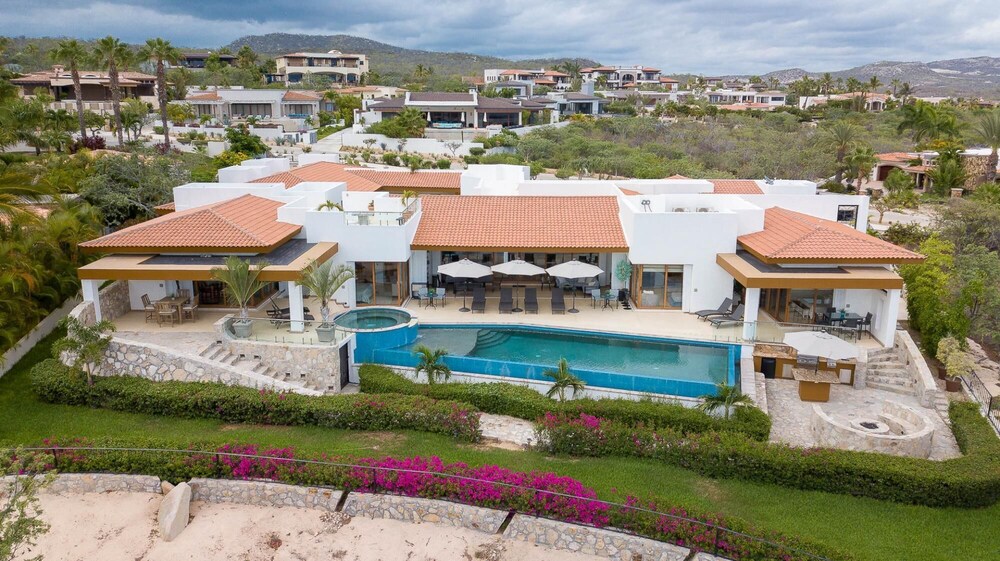 Villa Juliana 6 Bedrooms Plus 2 Guest Casitas view 5
