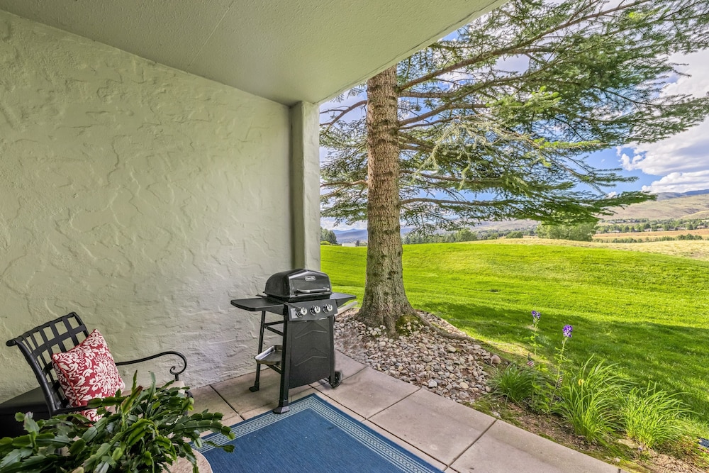 Stunning Renovated 2 Bedroom in Arrowhead Village! Studio Condo