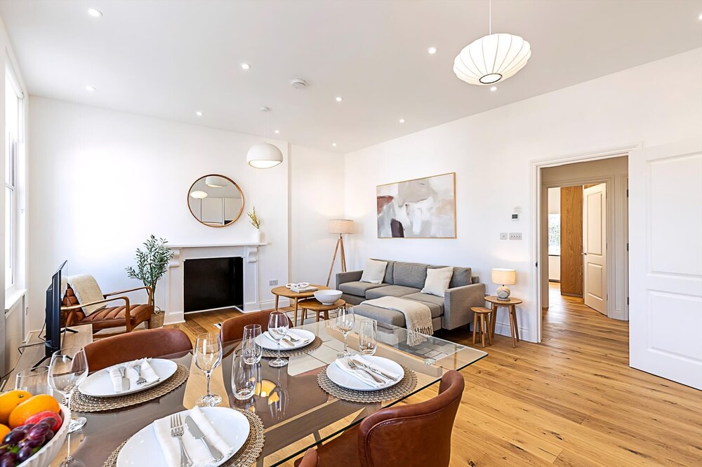 Stylish Chelsea Escape With Private Outdoor Oasis!