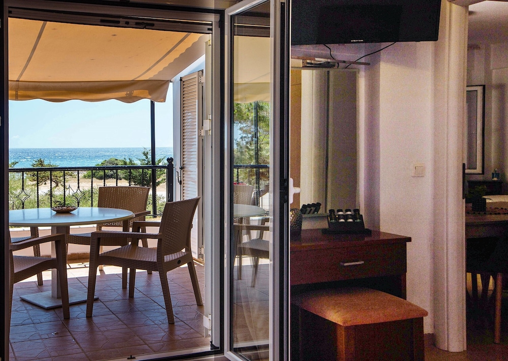 Romanos Beach Villas