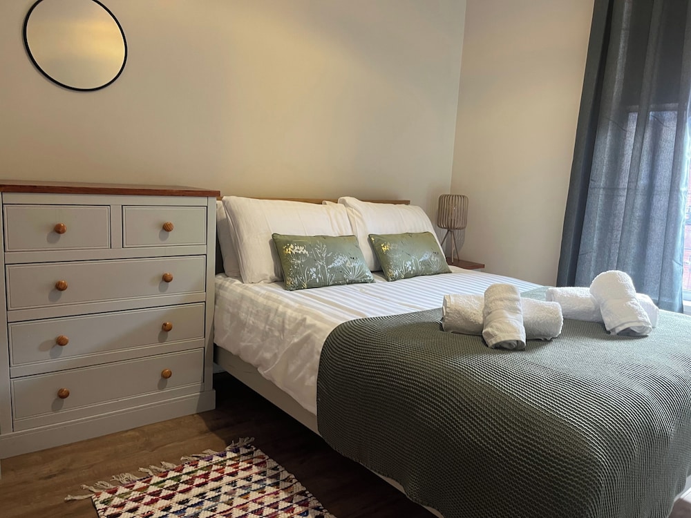 Apt - Sleeps 5 - Short Walk To Attractions