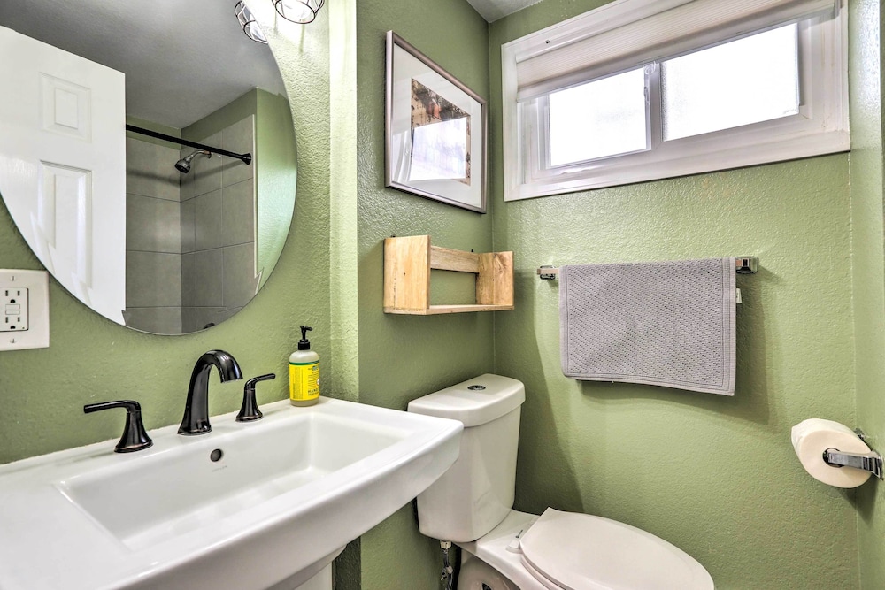 Ideally Located Denver Townhome: 6 Mi to Downtown view 2