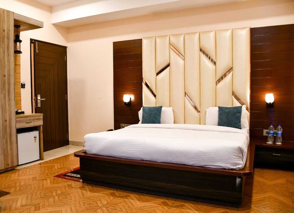 Hotel Leosh Lansdwone