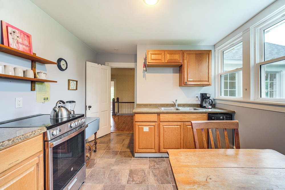 2 Mi to Chardon Square: Spacious Farmhouse