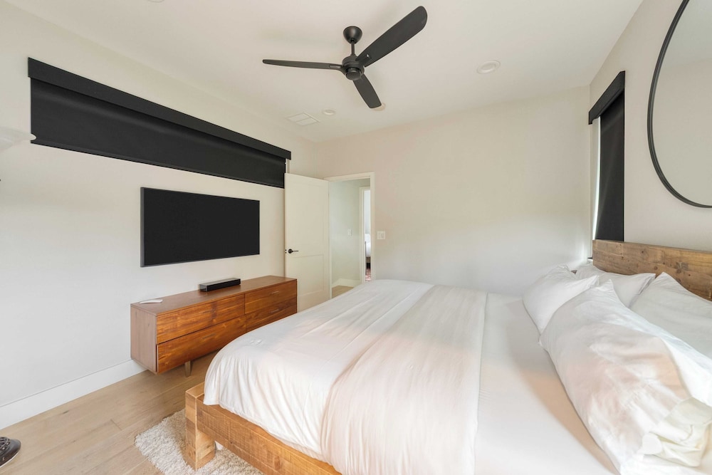 Private Pool, Firepit, Patio Steps to East Austin Dining, Music, Art, Murals