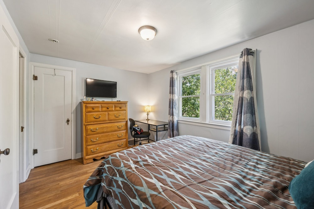 Charming Home Near Unc & Dt Greeley 5 Bedroom Home