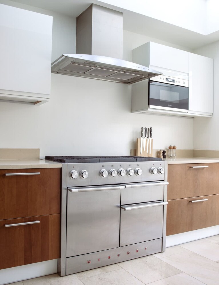 Luxury 5-bedroom Town House in Brook Green Central London