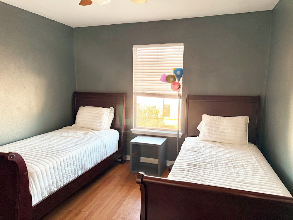 Family Retreat Near Kalahari-Sleeps 11