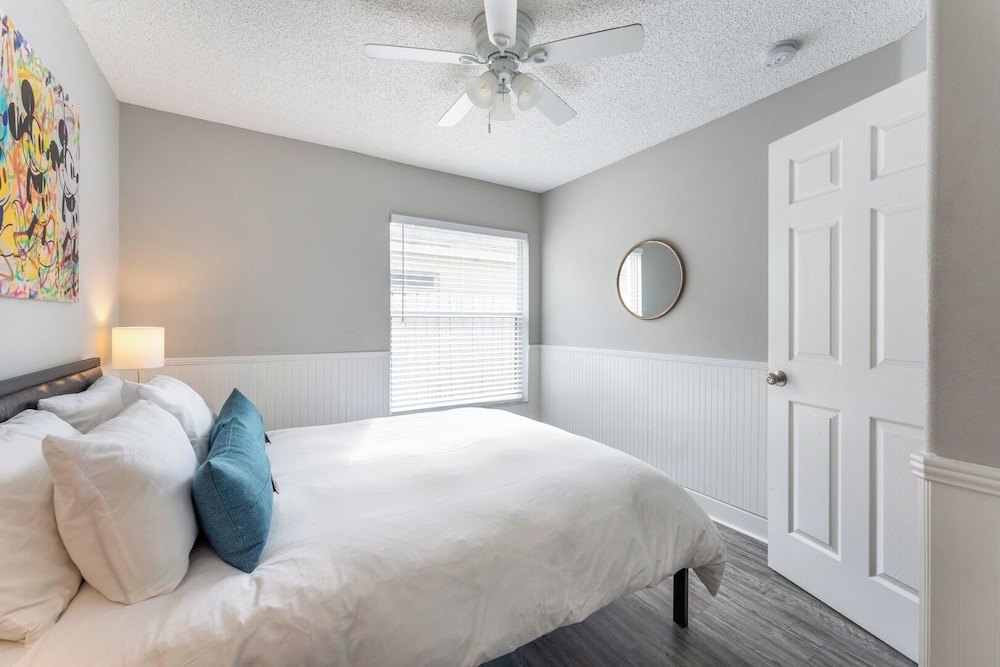 Heated Pool & Bathtub 4BR Near Disney