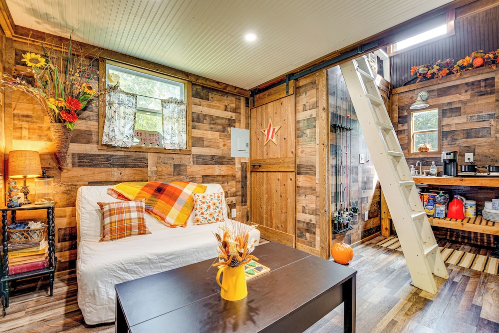 Creek Access, Fire Pit & Grill: Summerville Studio
