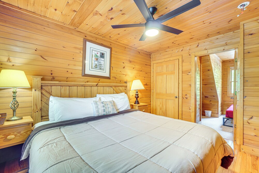 5 Mi to Gsmnp: Cabin w/ Hot Tub & Game Area