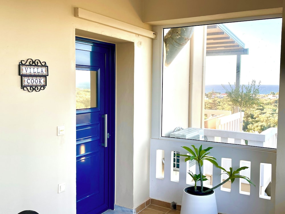 Villa Cook with pool and sea views view 2