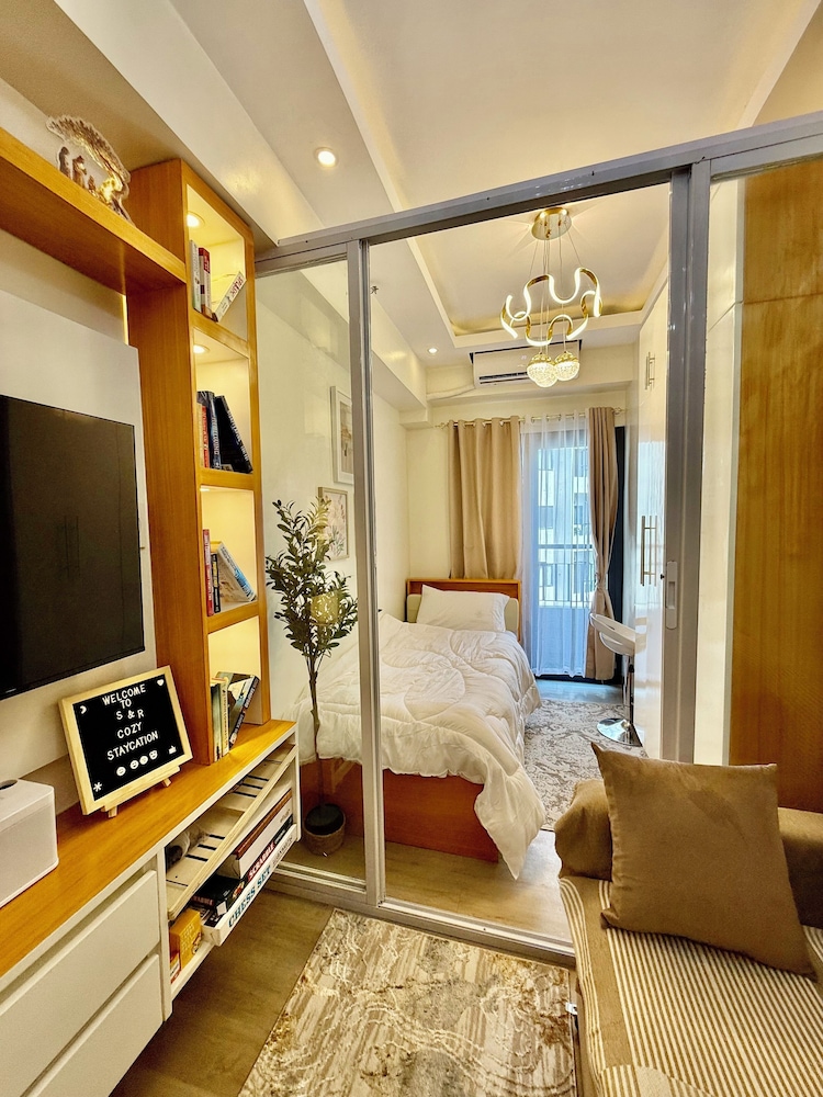 Cozy Retreat w/Balcony Near SM Mall/NAIA Airport