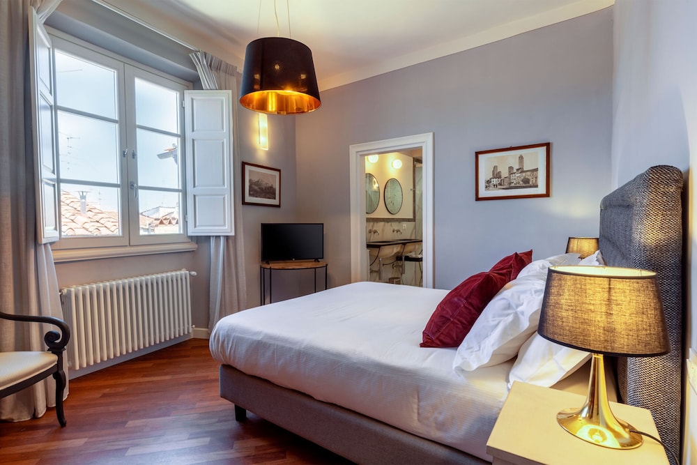 Nice 2 Bedroom Apartment in Front of Pitti Palace. Piazza Pitti II