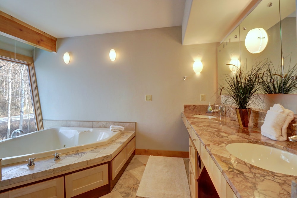 11 Stormwatch Circle 4br 3.5ba 4 Bedroom Home