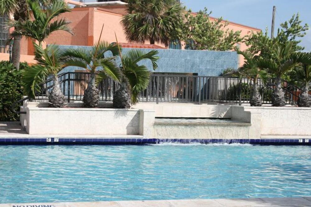Hollywood Beach Resort - Renovated Large Studio